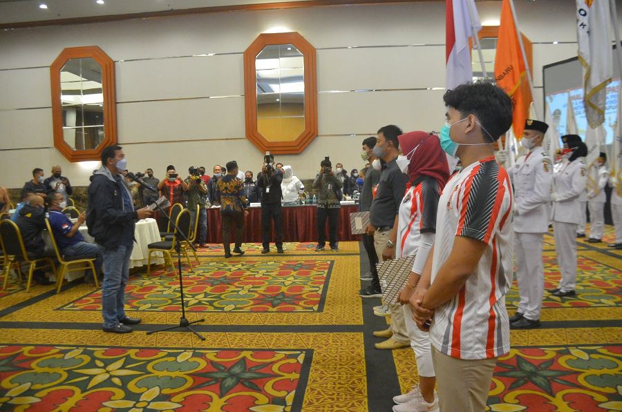 Wali Kota Pekanbaru Lepas 60 Atlet Pekanbaru yang Tergabung di Kontingen Riau