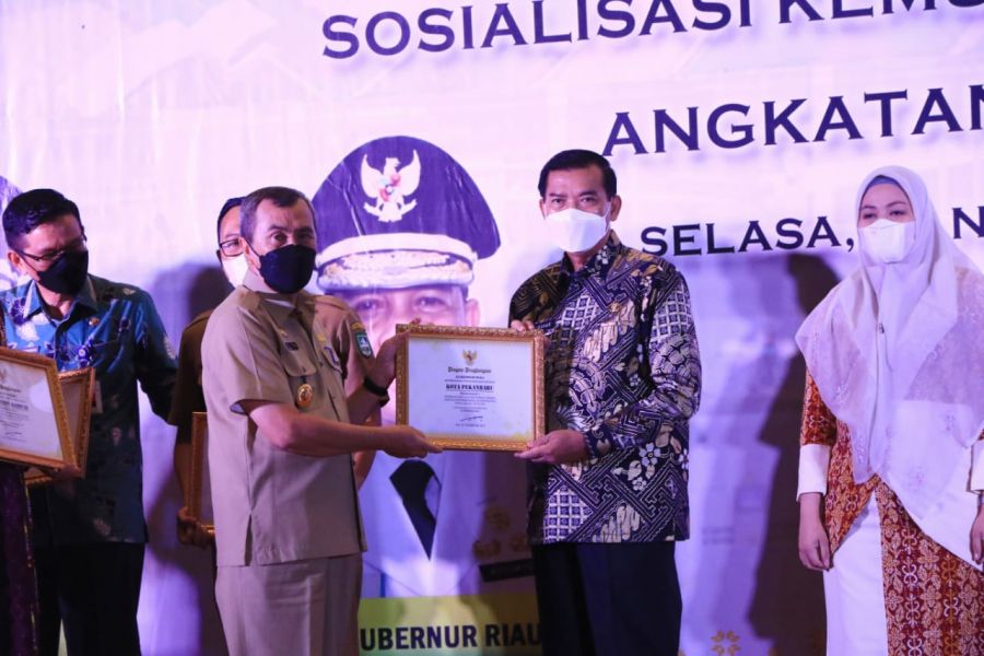 Wali Kota Pekanbaru Terima Penghargaan Peringkat I Kepatuhan Laporan Investasi