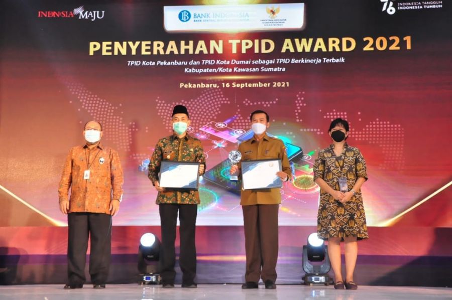 Wali Kota Terima Piala TPID Award 2021 dari Petinggi Bank Indonesia