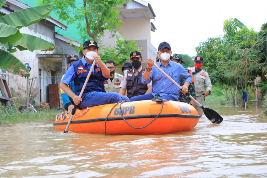 Wali Kota Pekanbaru Tinjau Lokasi Banjir, Salurkan Bantuan ke Warga