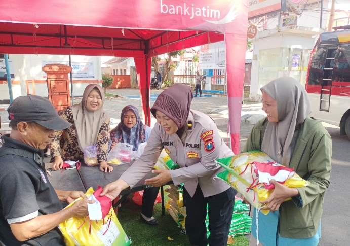 Warga Antre di Pasar Murah, Polresta Banyuwangi dan Bulog Salurkan 202 Ton Beras SPHP