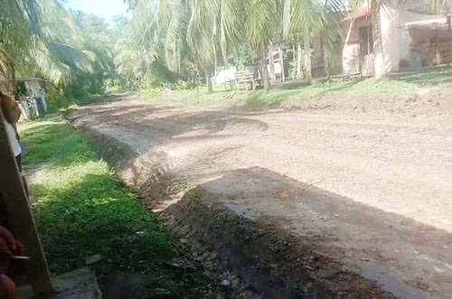 Warga Banjar Guntung Apresiasi Gerak Cepat Bupati Kuansing Perbaiki Jalan Desa