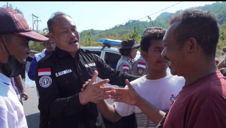 Warga Blokade Jalan di Wae Pesi, Polisi Turun Dengarkan Keluhan