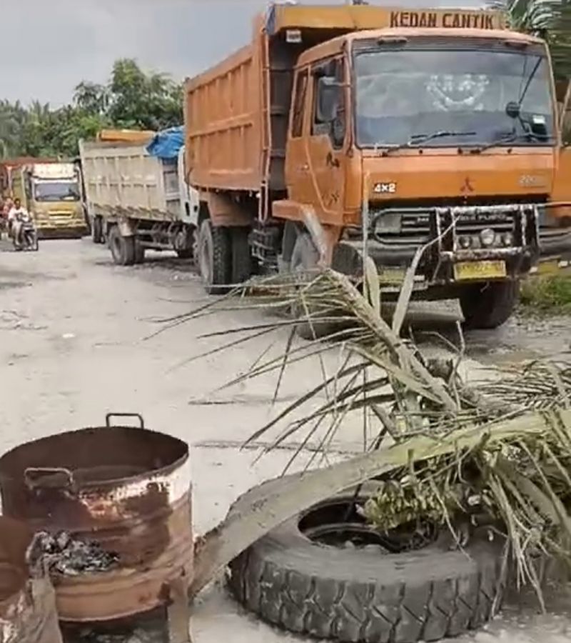 Warga Rambung Putih Langkat Blokade Jalan, Protes 20 Tahun Jalan Rusak
