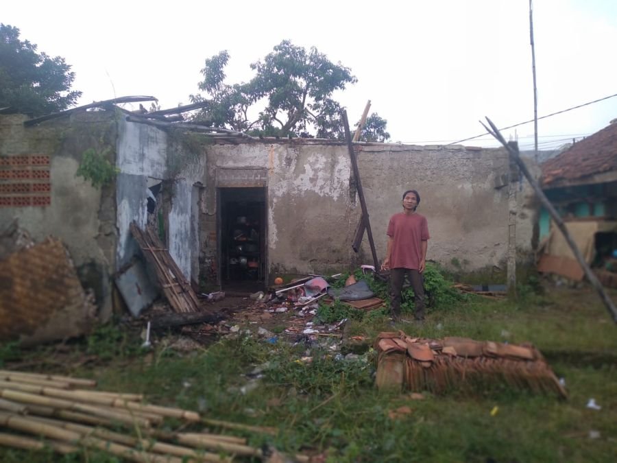 Warga Tegalmunjul Bongkar Rumah Rapuh, Bantuan Legislator Tak Kunjung Datang