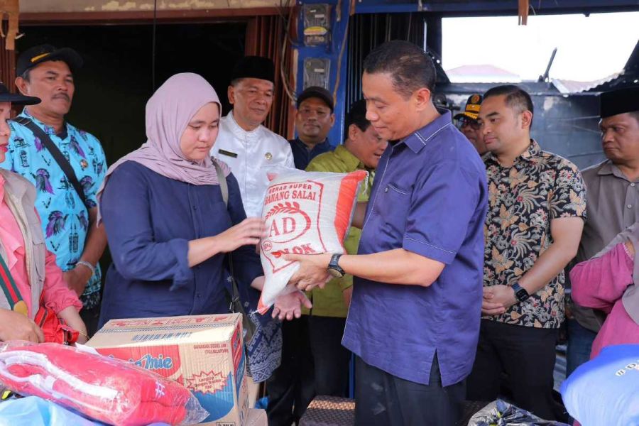 Wawako Pekanbaru Sambangi Korban Kebakaran Sukajadi, Serahkan Bantuan Langsung