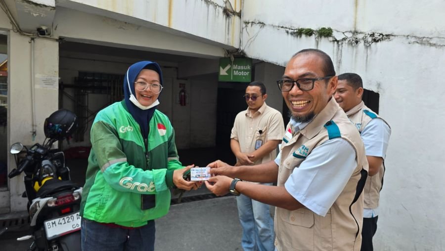 YBM PLN UPT Pekanbaru Salurkan Voucher BBM untuk Pahlawan Keluarga
