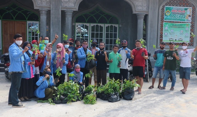 Mahasiswa KKN-DR Plus UIN Suska Riau Tanam Bibit Produktif di Kelurahan Bandarraya Kota Pekanbaru