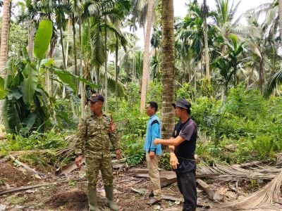 Babinsa 03/Tempuling dan Warga Patroli Tapal Batas, Perkuat Pengawasan Desa Teluk Jira