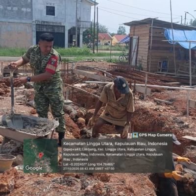 Babinsa dan Warga Gotong Royong Renovasi Pos Linmas Desa Limbung