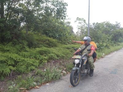 Babinsa Koramil 04/Lph Sisir Wilayah Rumbai Timur, Pastikan Situasi Karhutla Tetap Terkendali