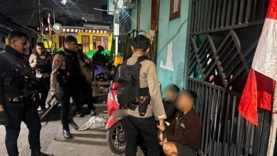 Brimob Amankan Dua Pemuda Diduga Hendak Tawuran di Lubang Buaya, Celurit Disita