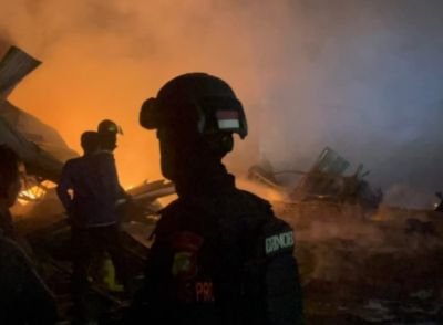 Brimob Polda Metro Jaya Bantu Amankan Lokasi Kebakaran Lapak Limbah di Bekasi