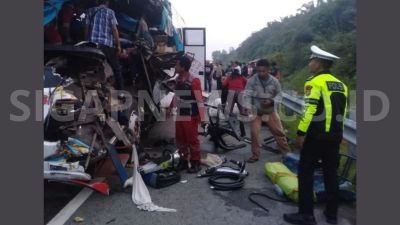 Bus Pelangi Tabrak Truk di Tol Permai, Dua Tewas Sopir Diburu