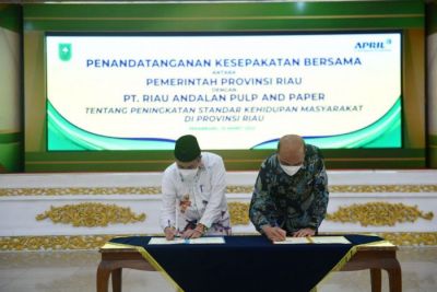 Kadisdik Dampingi Gubernur Penandatanganan Kesepakatan Bersama Antara Pemprov Riau dan PT. RAPP