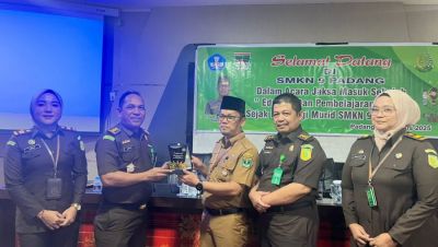 Kejati Sumbar Masuk Sekolah, Siswa SMKN 9 Padang Diedukasi soal Bahaya Kenakalan Remaja