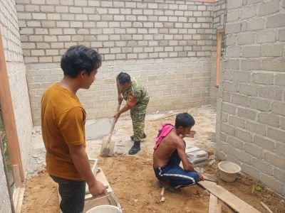 Koptu Irwan Babinsa Koramil 06/Cerenti Gotong Royong Bantu Pembangunan Rumah Warga binaan