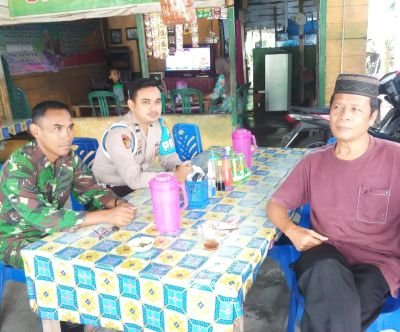 Lewat Komsos di Warung Kopi, Babinsa Sertu Bambang Pererat Silaturahmi dengan Warga Desa Muara Bahan