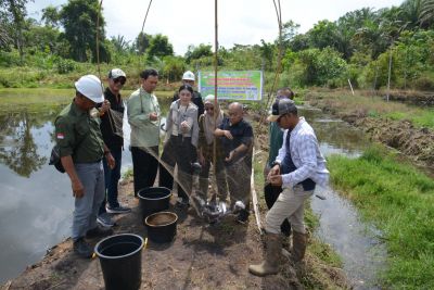 Masyarakat Sakai Kesumbo Ampai PanenRaya  Ikan Baung Program DMPA PT Arara Abad Kerjasama BRIN