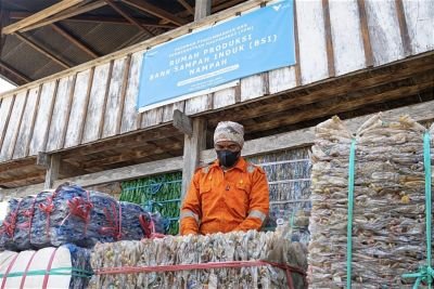 Mengolah Sampah Menjadi Pundi Rupiah