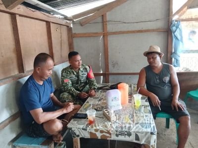 Ngopi Bareng Warga, Praka Darto Marpaung Perkuat Kedekatan TNI di Pulau Padang