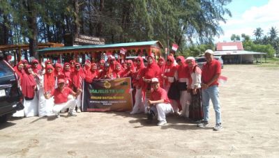 Meriah di Pantai Ujung Batu, Majelis Taklim Baitul Munir Rayakan HUT RI ke-80 Penuh Tawa