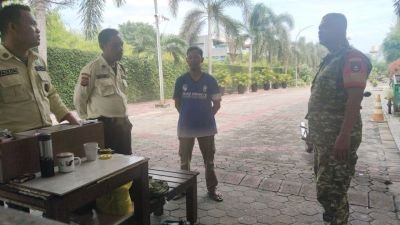 Perkuat Keamanan Lingkungan, Babinsa Tampan Jalin Koordinasi dengan Security Perumahan Lili Spring