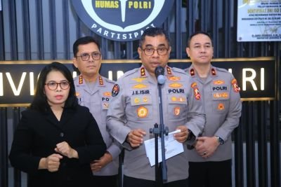 Polri Semprot Jalan dan Bagikan Masker, Warga Diminta Waspadai Abu Anak Krakatau