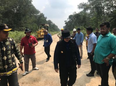 PT Arara Abadi Perbaiki Jalan Lintas Sungai Mandau-Perawang, Bupati Siak Tinjau Langsung