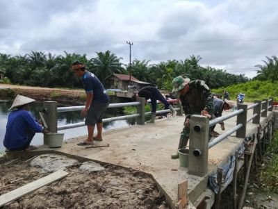 Tembus 85 Persen, Pembangunan Jembatan Garuda di Pekaitan Terus Dikebut TNI dan Warga